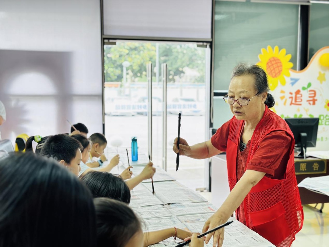 年过半百已退休，为何还在发光发热？走进五老志愿者的故事  第4张