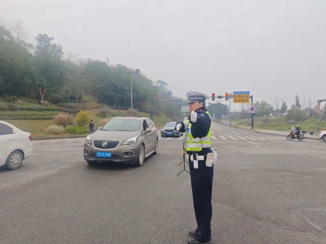平安春运交警同行！大年初六返程，宜宾交警如何确保交通安全？  第3张