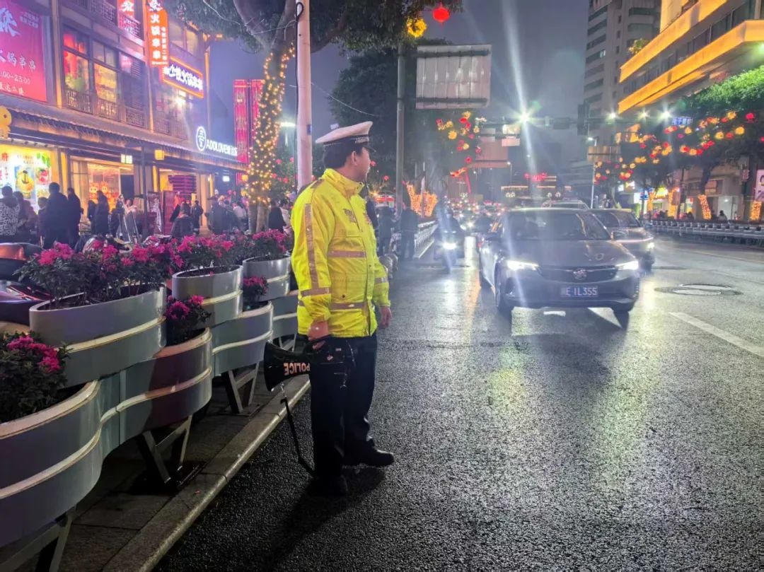 平安春运交警同行！大年初六返程，宜宾交警如何确保交通安全？  第4张