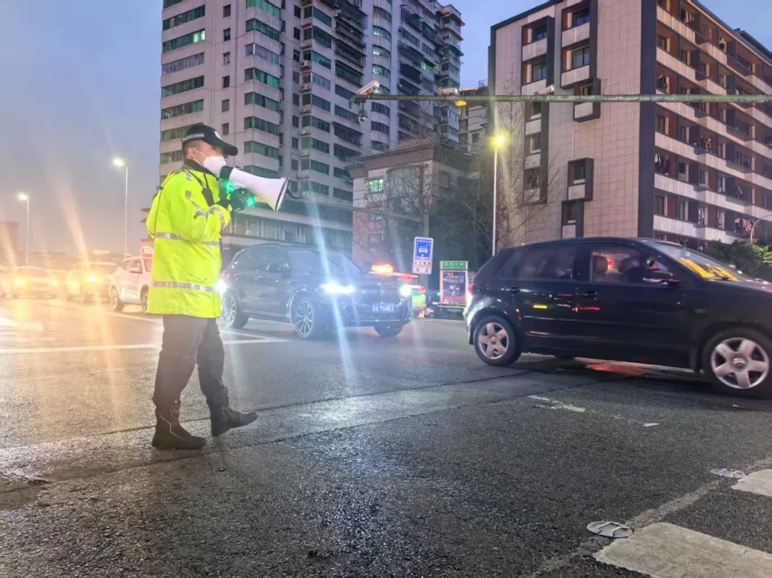 平安春运交警同行！大年初六返程，宜宾交警如何确保交通安全？  第6张