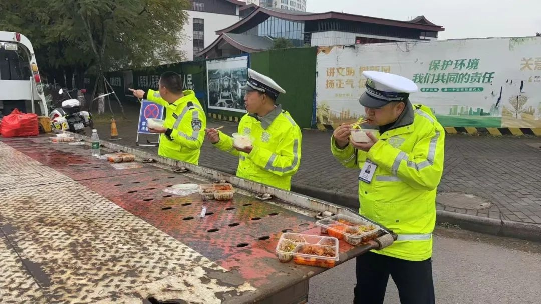 平安春运交警同行！大年初六返程，宜宾交警如何确保交通安全？  第9张