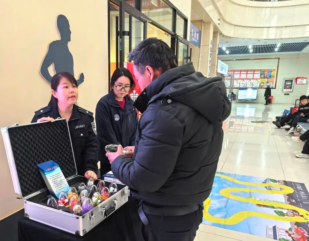 春运返乡潮中禁毒宣传玩新招! 你知道吗?  第2张
