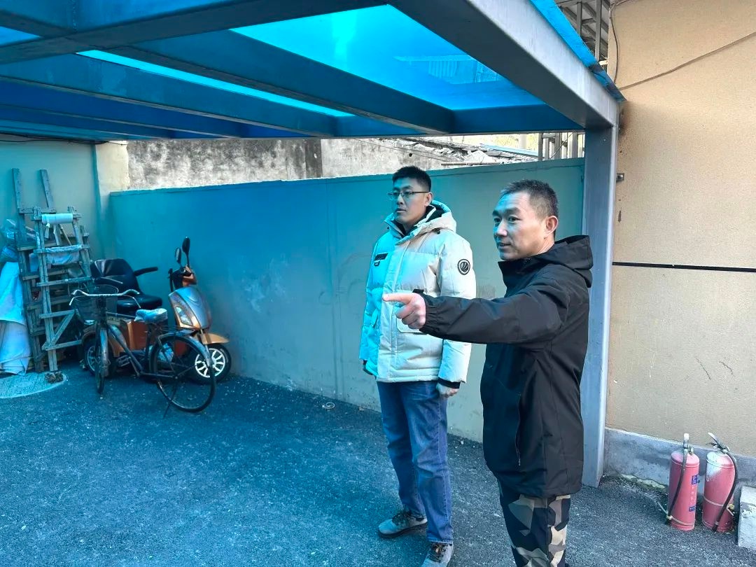 春节万家团圆时，他们为何坚守岗位？宝山路街道人员默默守护街区安宁  第2张