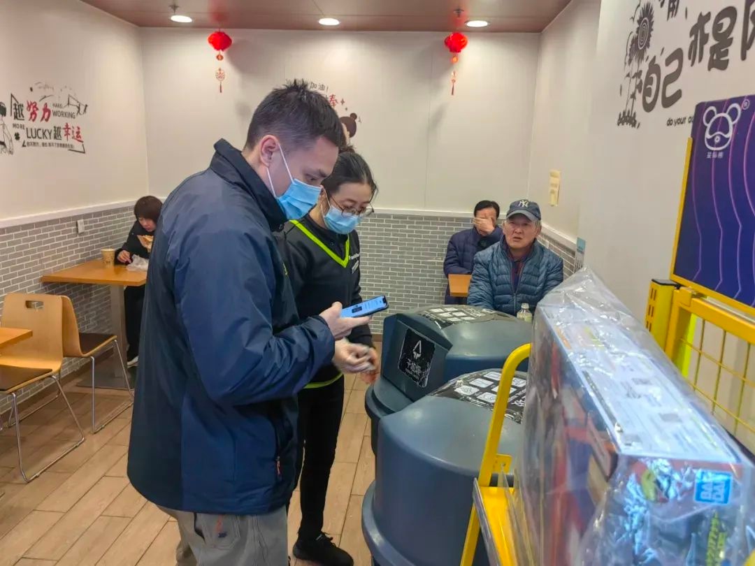 春节万家团圆时，他们为何坚守岗位？宝山路街道人员默默守护街区安宁  第7张