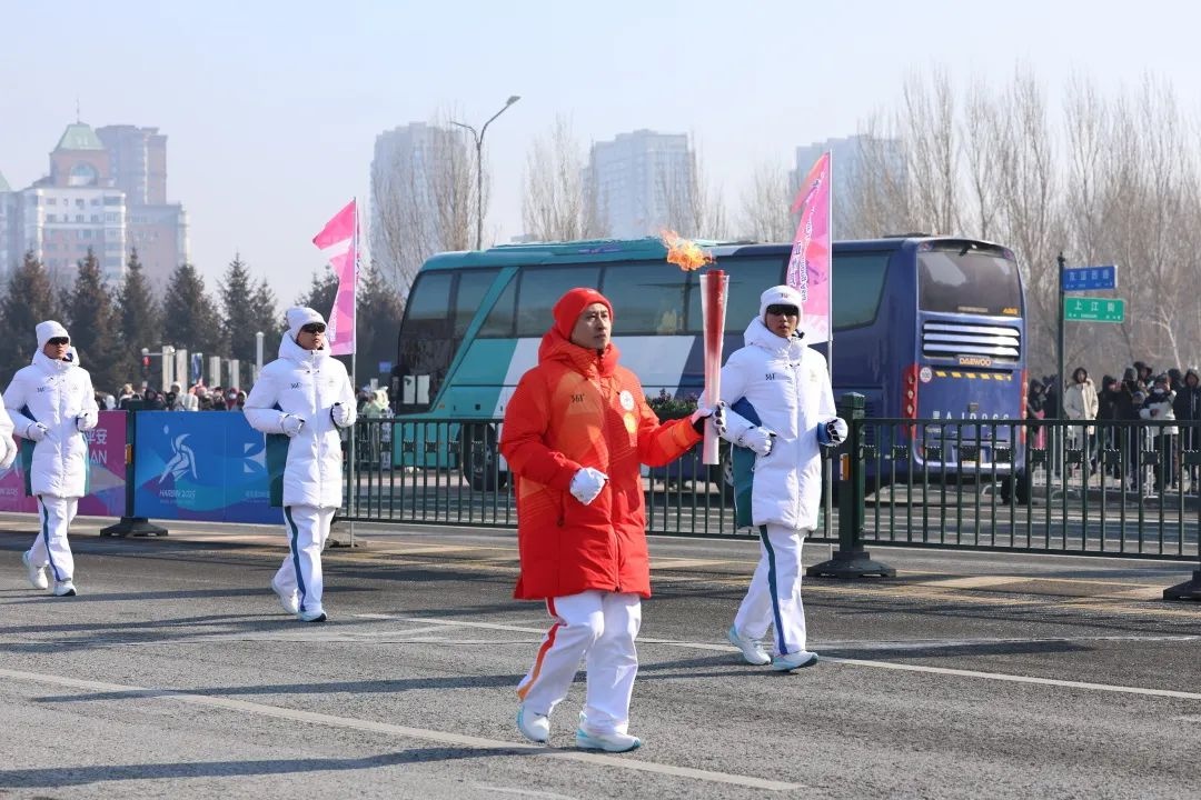 2025年亚冬会火炬传递，冰城警营火炬手有啥心里话？  第3张
