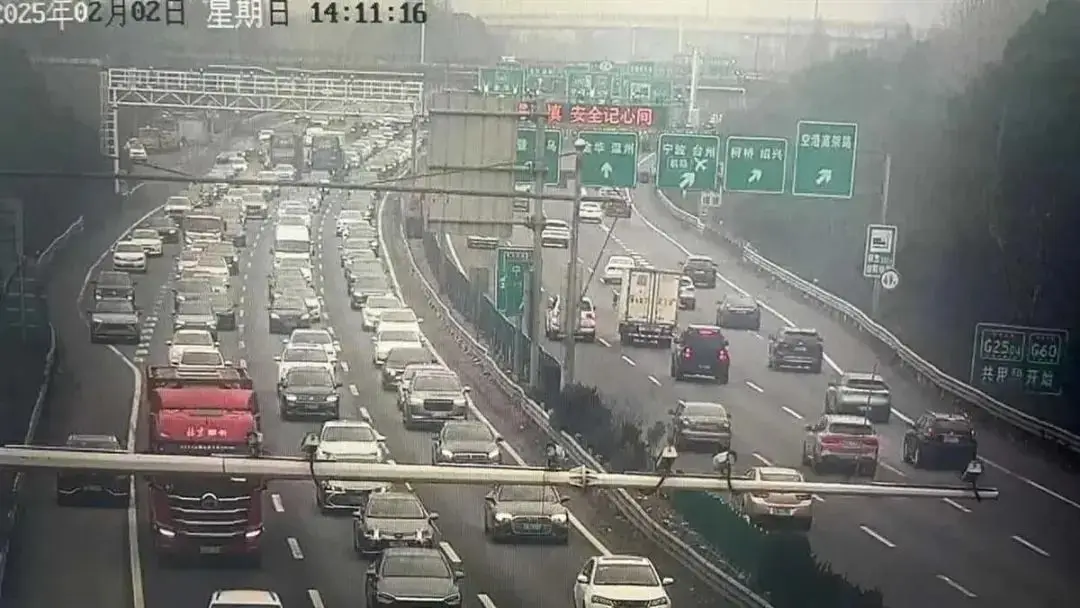 春节假期返程高峰多地堵惨了！近2千米路段400多人拥堵？  第1张