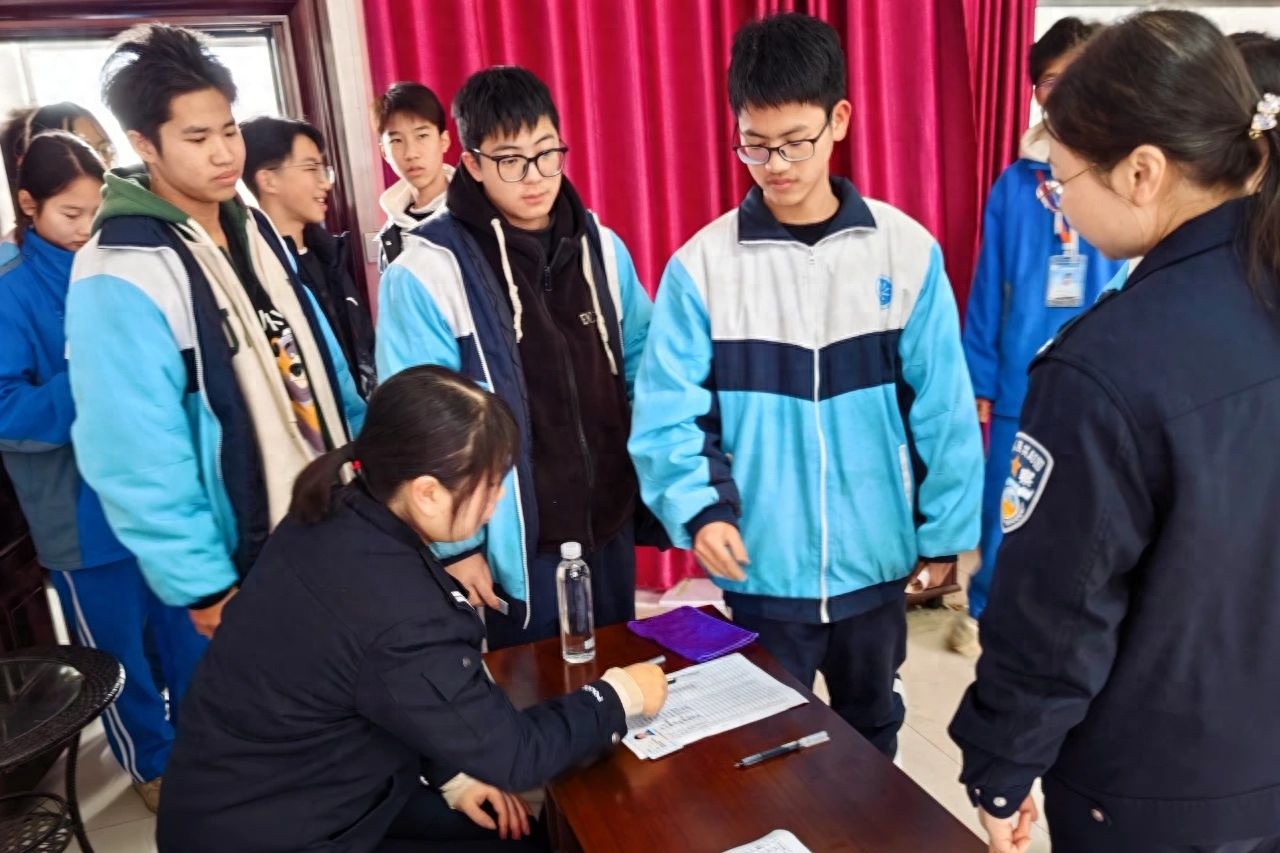 永州三中学生为何纷纷为警服蓝点赞？这场校园办证服务太暖心  第1张