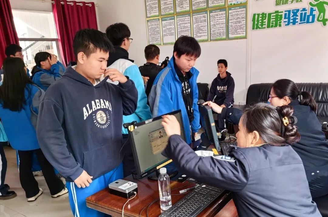 永州三中学生为何纷纷为警服蓝点赞？这场校园办证服务太暖心  第2张