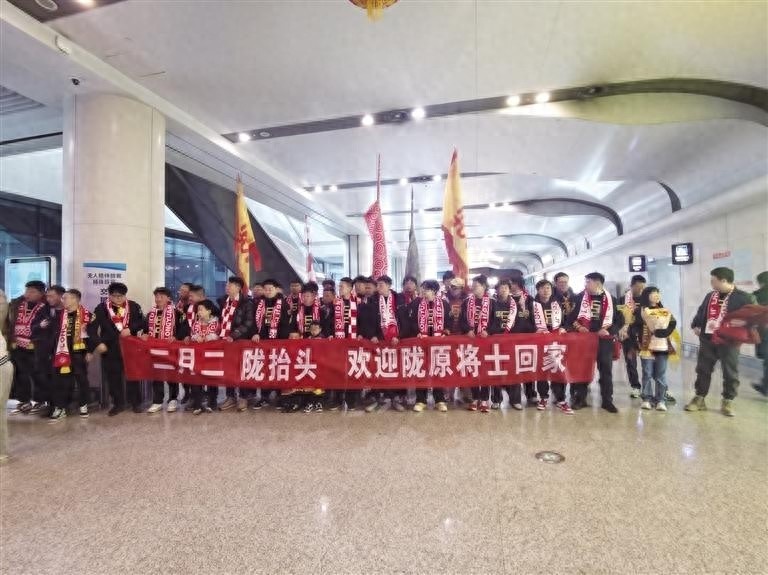 球迷热情接机，场面超乎想象！你见过这样的足球狂欢吗？  第1张