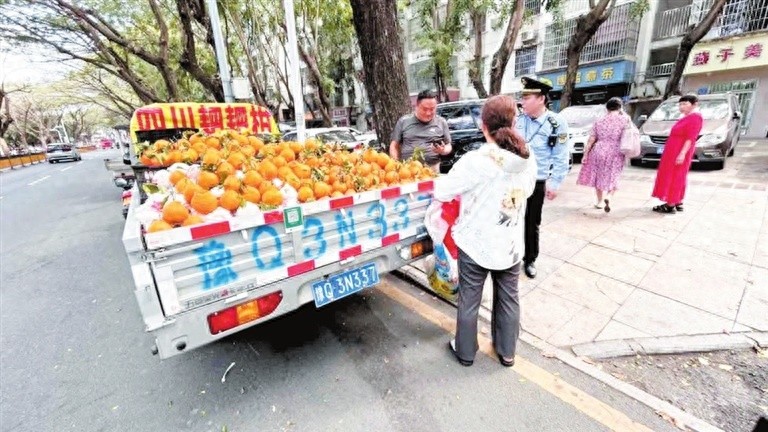 城市治理如何既保烟火气又守文明线？揭秘市综合行政执法局的智慧疏导策略