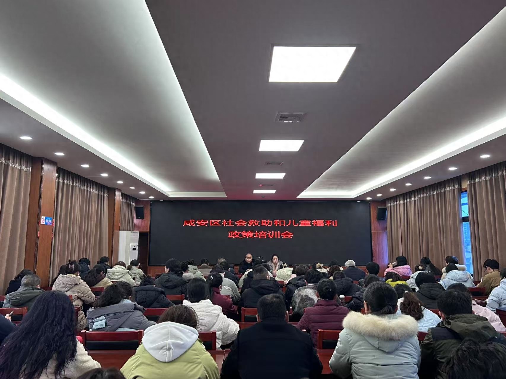 咸安区民政局如何通过培训会提升240名基层工作人员的业务水平？