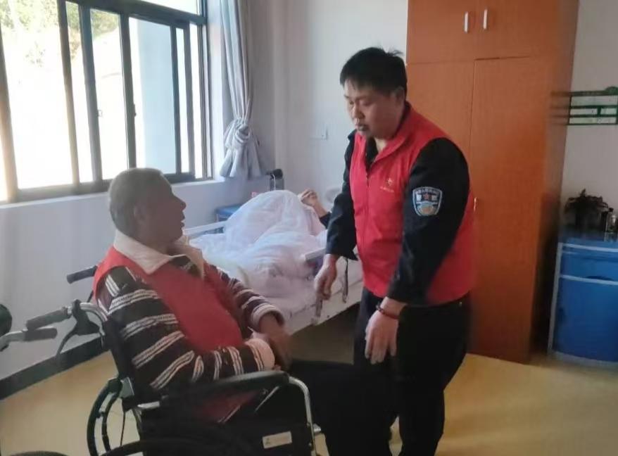 当志愿红遇上夕阳红，你猜会发生怎样的温暖故事？  第2张