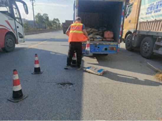 安仁县公路大修补！坑槽深达10厘米，你的出行安全有保障了吗？