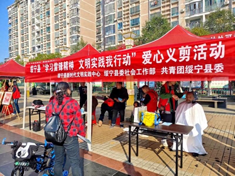 23年风雨无阻！这位乡村投递员为何在广场上为老人义剪？