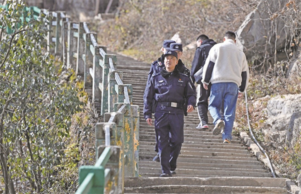 00后警察与70后师傅的修行故事：他们如何在乾元山下守护一方安宁？  第1张