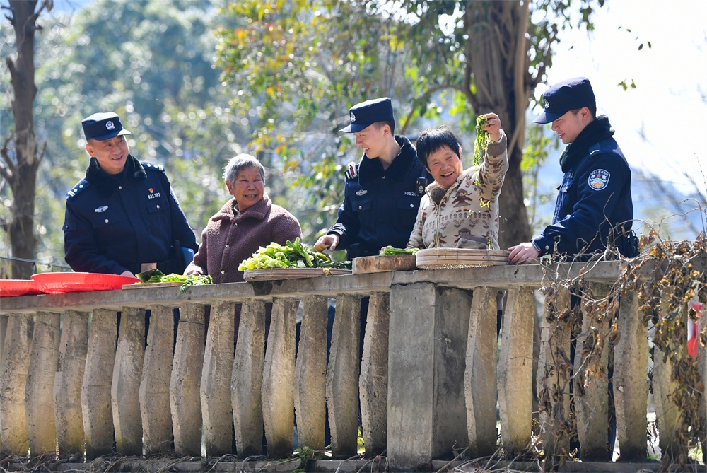 00后警察与70后师傅的修行故事：他们如何在乾元山下守护一方安宁？  第2张