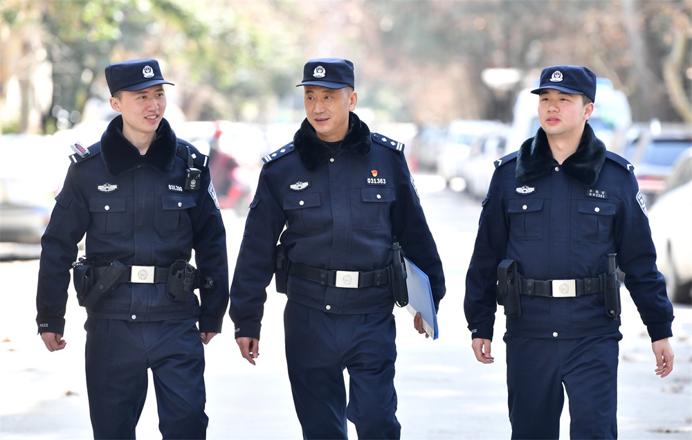 00后警察与70后师傅的修行故事：他们如何在乾元山下守护一方安宁？  第3张