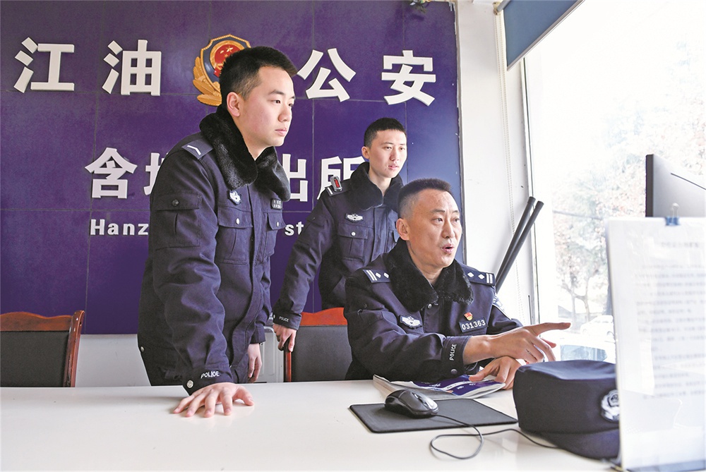 00后警察与70后师傅的修行故事：他们如何在乾元山下守护一方安宁？  第4张