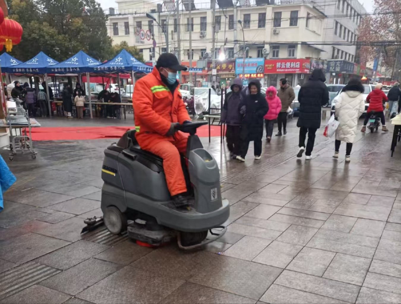 小蓝车三头六臂，纯电动清洗神器！步行街保洁水平如何实现质的飞跃？  第1张