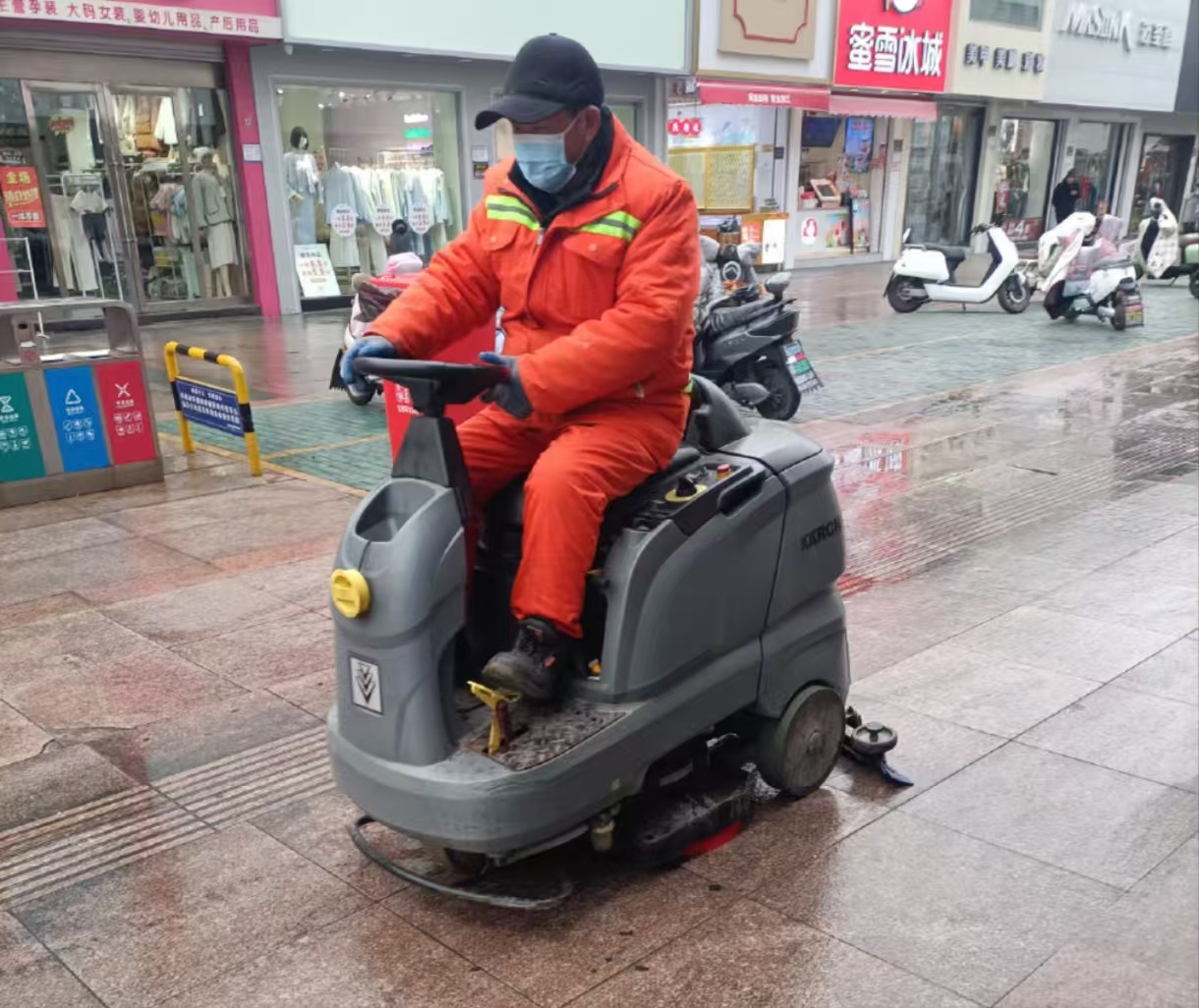 小蓝车三头六臂，纯电动清洗神器！步行街保洁水平如何实现质的飞跃？  第2张