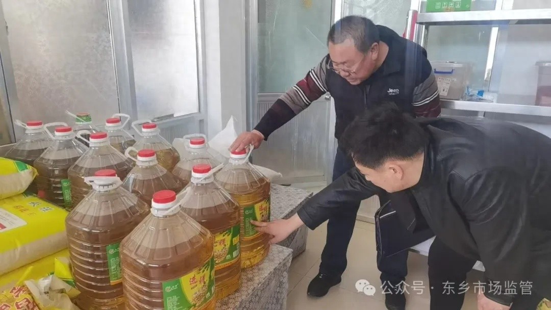 东乡县河滩市场监管所严查校园食品安全，你的孩子吃得放心吗？