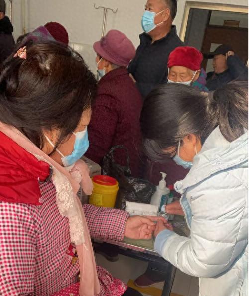 张吴村义诊现场：专家齐聚，健康关怀如何改变村民生活？