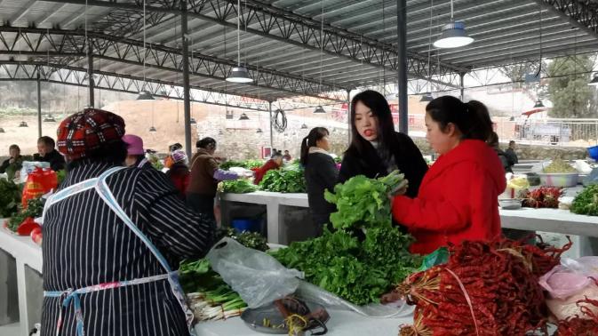 八堡乡农贸市场试营业，为何能吸引如此多群众蜂拥而至？  第3张