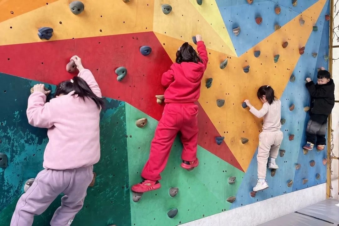 课间延长至15分钟，孩子们竟然玩出了新花样！你猜他们最爱什么？