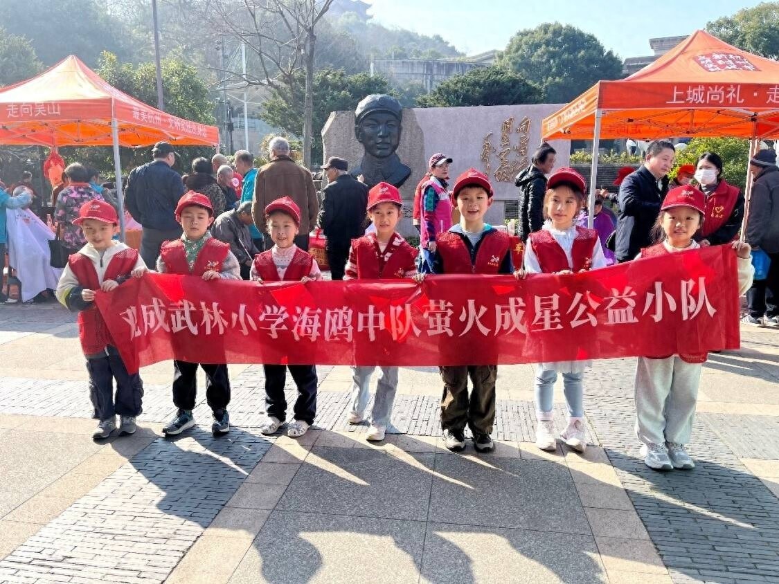 雷锋雕像前，孩子们为何攥紧拳头喊出‘我们也要当小钉子’？