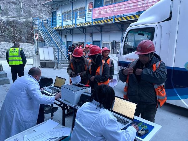 汶川县医院跨越3000米高山送健康上门！各族劳动者共享健康权益？  第2张