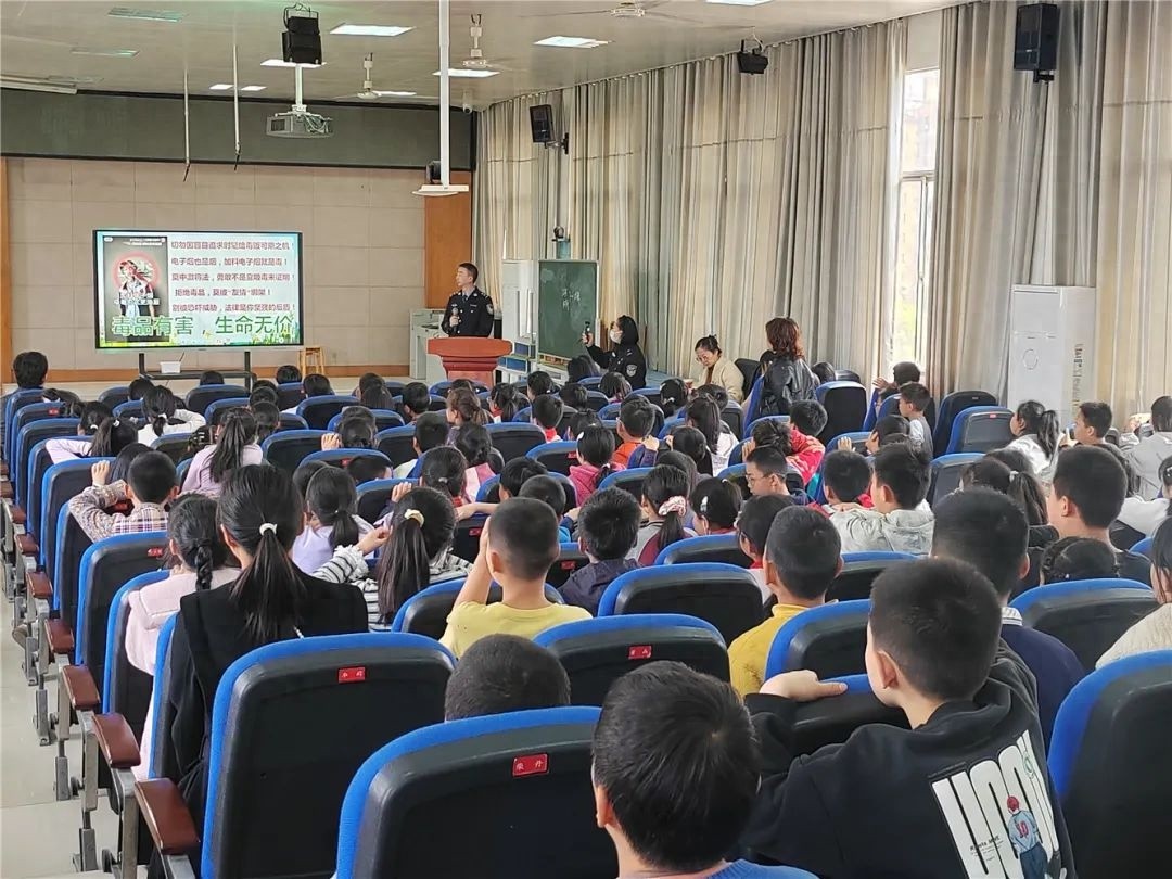 2025年这场校园禁毒活动竟让孩子们如此着迷，你猜他们学到了什么？