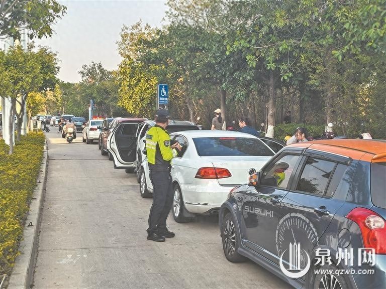 周末去泉州滨海公园玩没地儿停车? 市民被罚真苦恼!