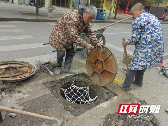 泸溪县城管局治理窨井盖隐患，出行安全有保障了?  第2张