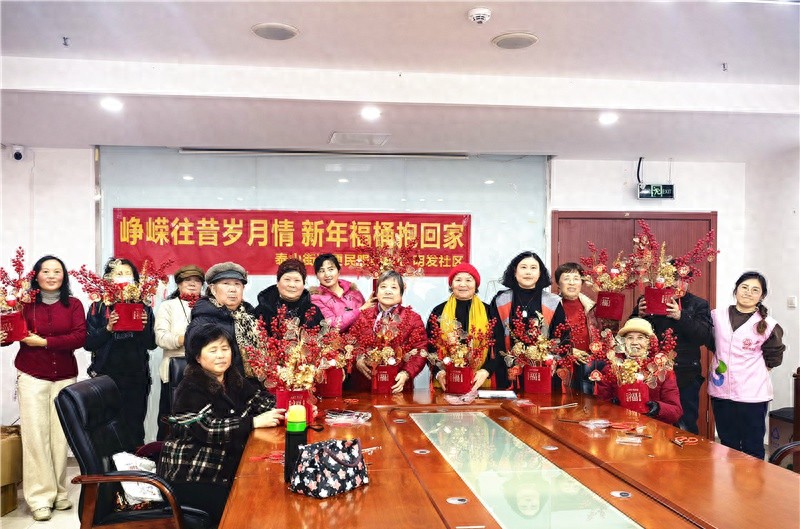 退休女职工社区插花活动，竟如此欢乐温馨？