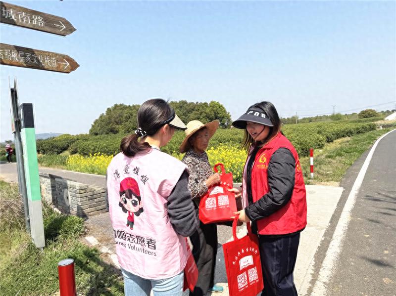 法治课堂搬至田间，这样普法助农可太软了吧？  第1张
