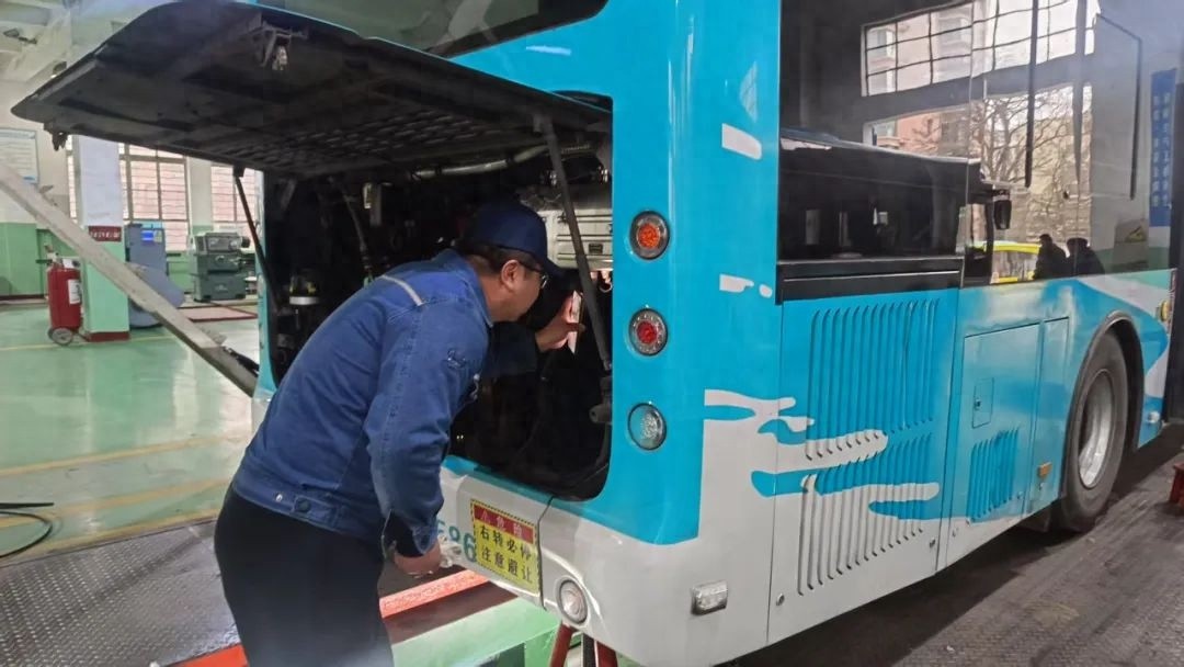 五一假期别人在轻松度假，兰州公交修理工为何仍在挥汗如雨？