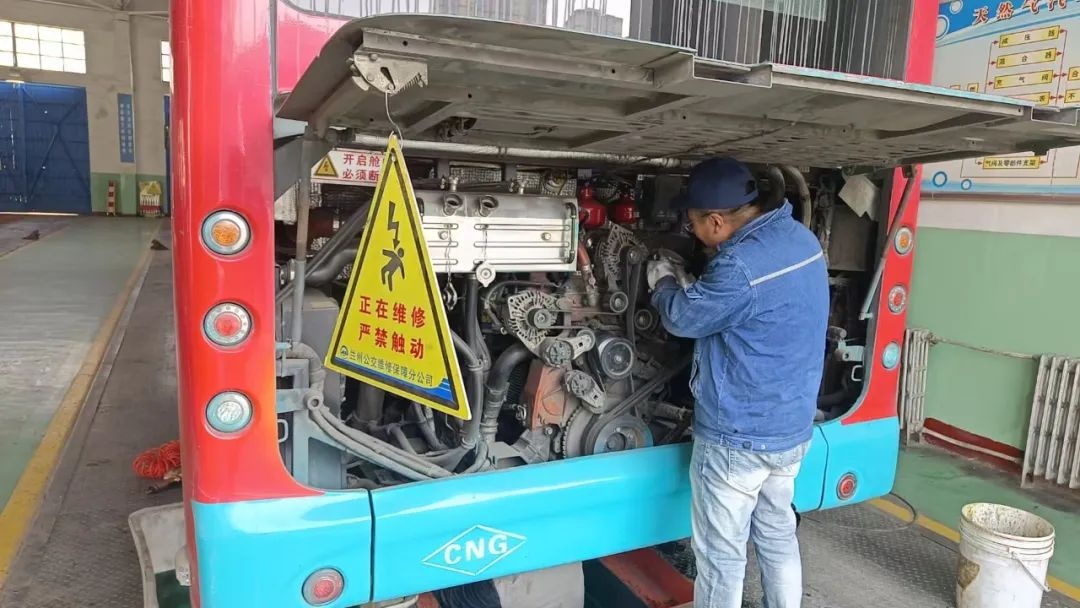 五一假期别人在轻松度假，兰州公交修理工为何仍在挥汗如雨？  第2张