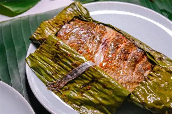 云南这道美食竟不用锅具？只用芭蕉叶一裹一烧，太绝了