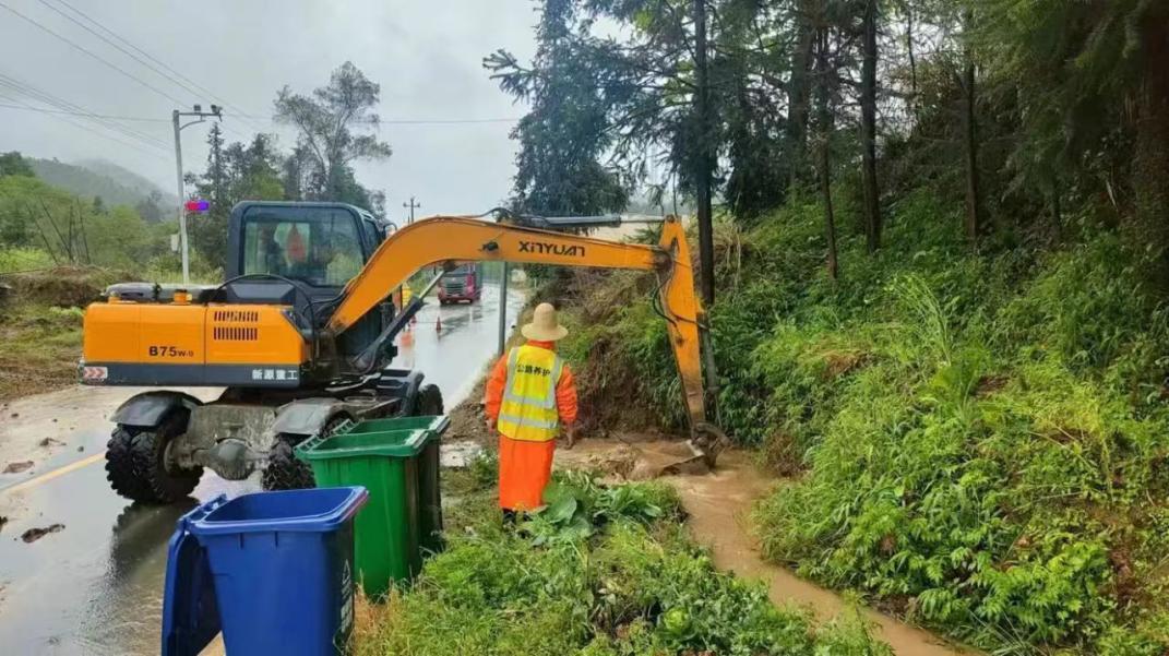 五一假期别人在游玩，这些公路养护工人为何坚守岗位？