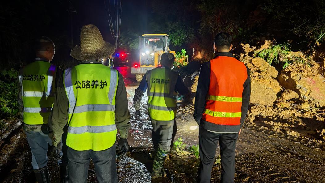 五一假期别人在游玩，这些公路养护工人为何坚守岗位？  第2张