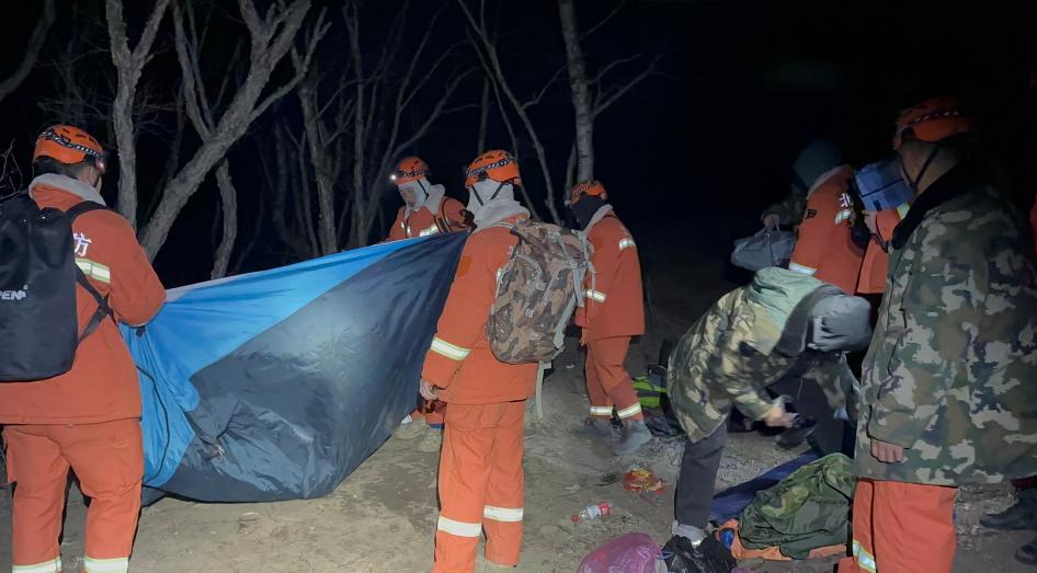 17岁男高中生夜爬灵山一人发烧被困！假期登山安全谁来保障？  第2张