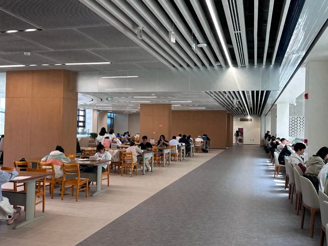 5月1日承德图书馆门前为何排起长队？背后原因令人深思