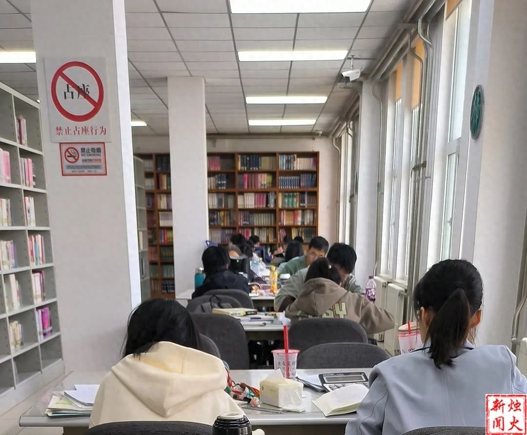 五一假期城市出游热闹，油田图书馆内为何这般静谧？