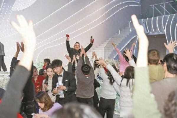 五一婚礼市场小高潮！为何今年数量降，现场却似综艺秀？