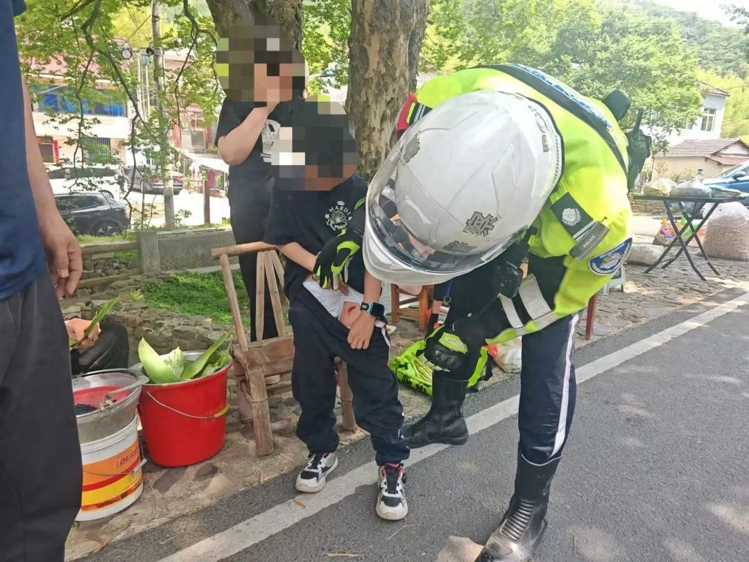五一假期溧阳公安守护群众！男孩受伤铁骑开道送医？太暖心