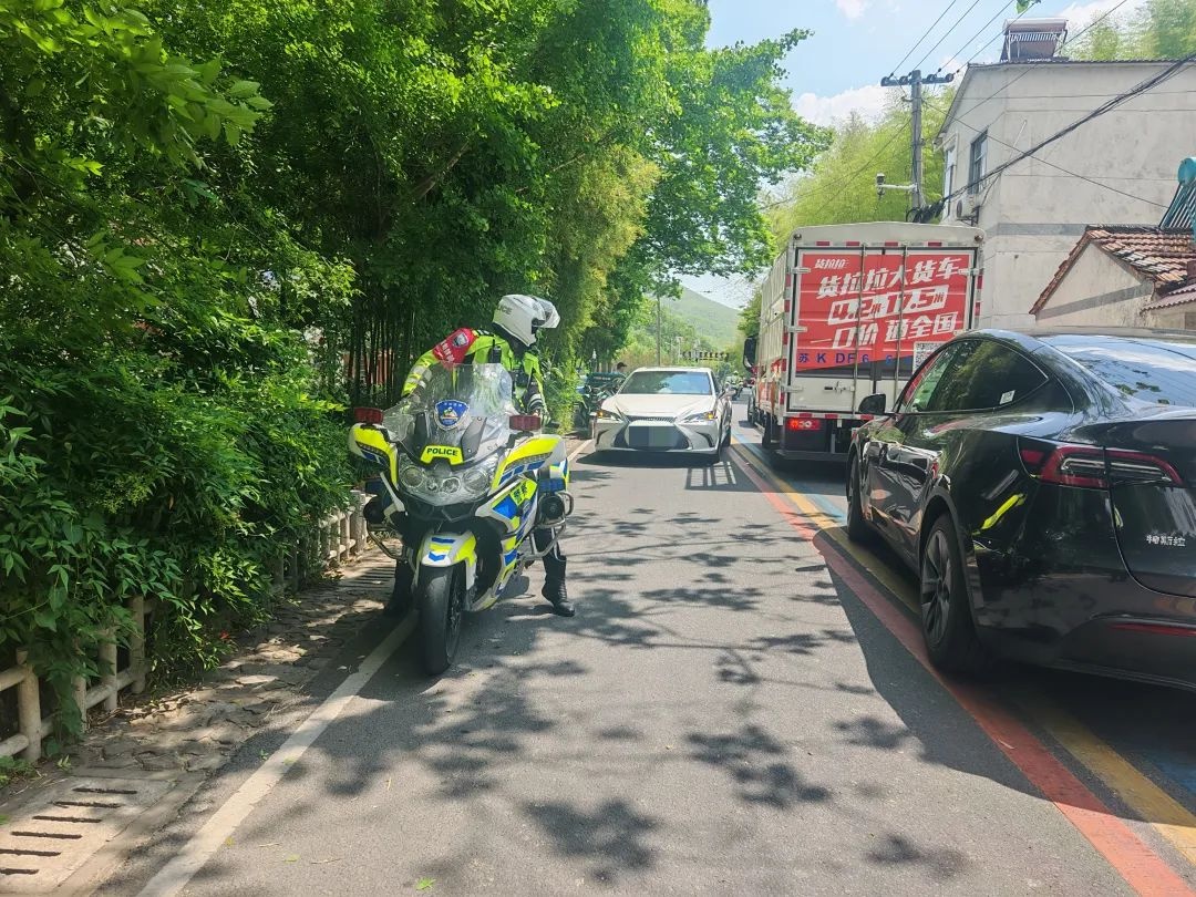 五一假期溧阳公安守护群众！男孩受伤铁骑开道送医？太暖心  第2张