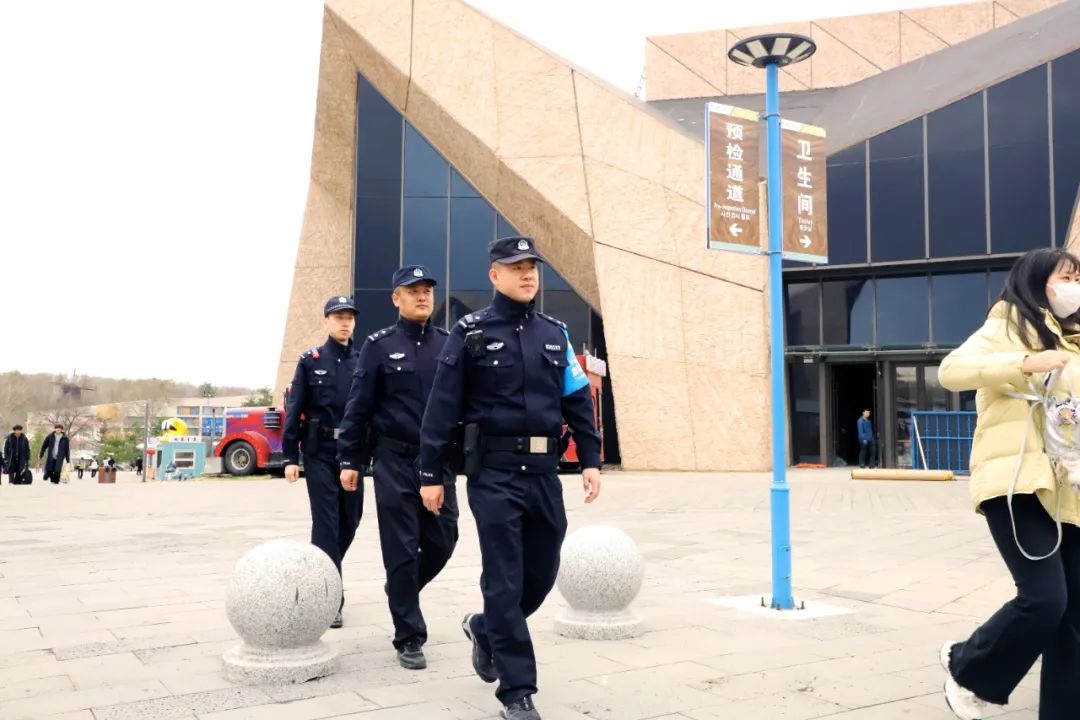 五一假期长白山处处是热潮，警察蓝守护的平安你感受到了吗？  第3张