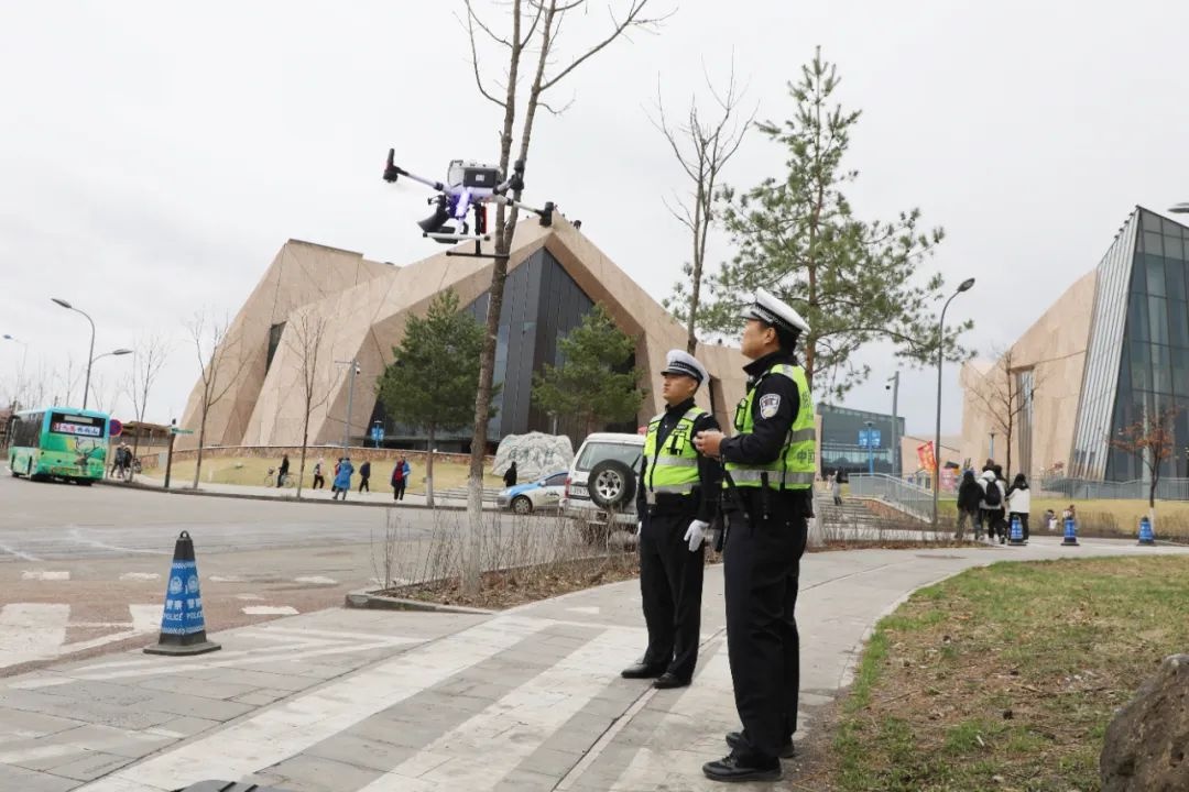 五一假期长白山处处是热潮，警察蓝守护的平安你感受到了吗？  第5张