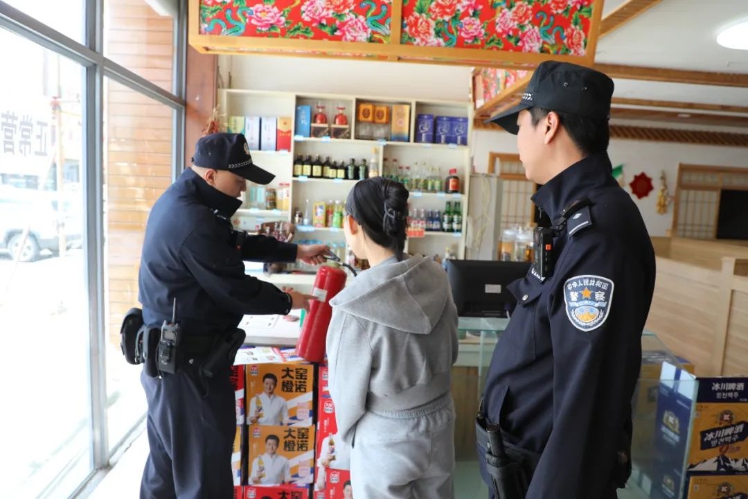 五一假期长白山处处是热潮，警察蓝守护的平安你感受到了吗？  第6张