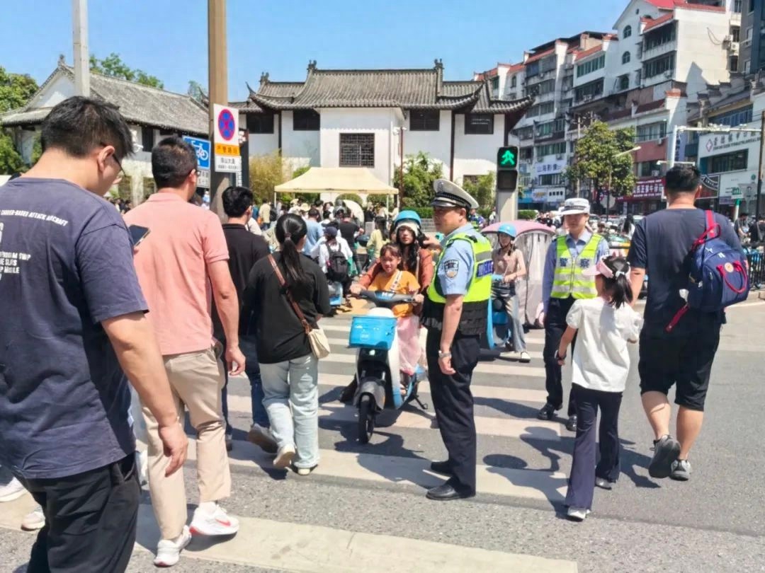 五一假期出行高峰！5月2日、3日交警如何保障珠山中路交通秩序畅通？